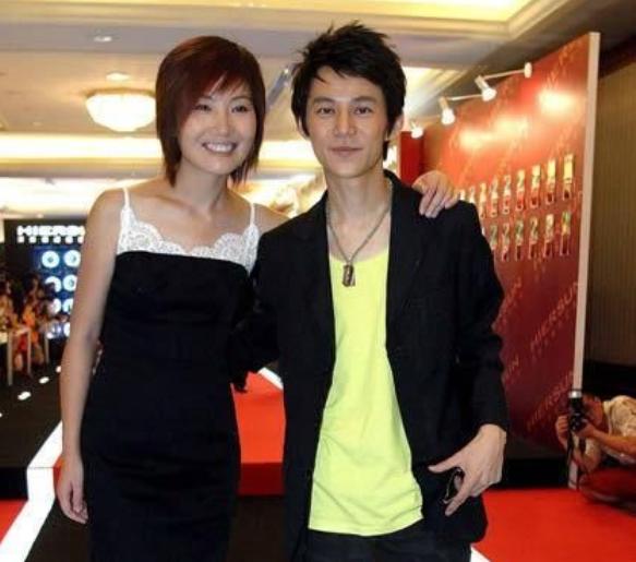 何炅十指相扣摸脸,撒贝宁被何炅摸脸