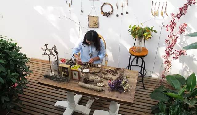 她31岁放弃北漂，回归自然，用枯枝败叶，打造了一个梦幻森林