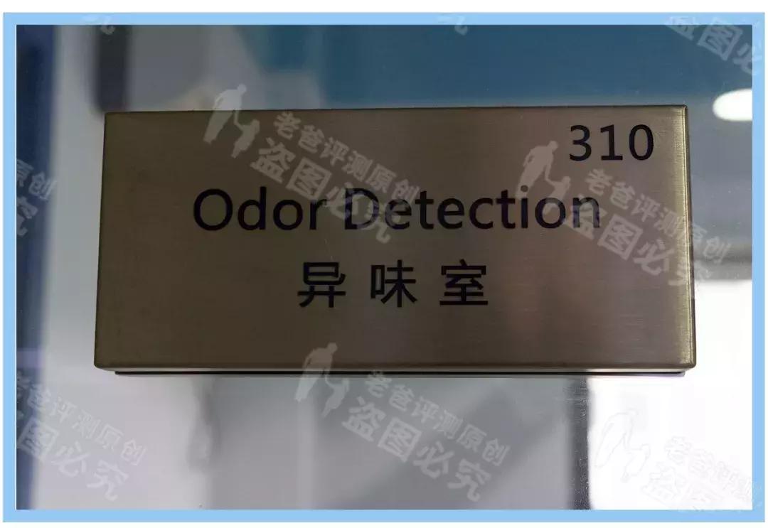 新买的衣服有股刺鼻的味道怎么办,新买来的衣服有味道该怎么办