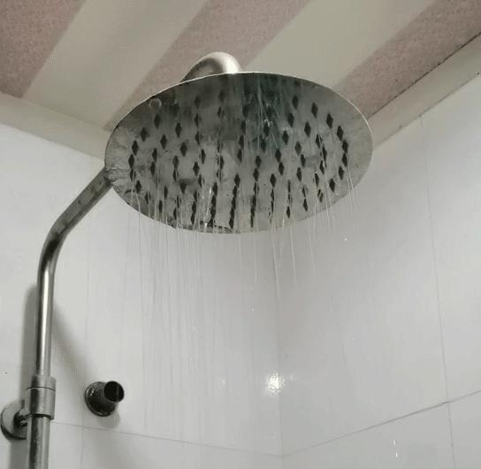 只花100块买的花洒，比依萍借钱那天的雨还大