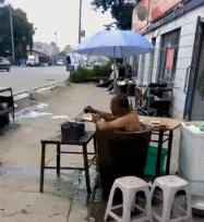 搞笑gif看到你这样我就放心了,搞笑gif这就是立了功走路的样子