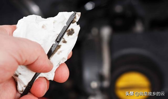 发动机机油量多少最合适,正常发动机机油加多少