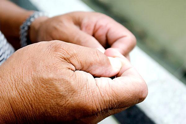 超过60岁的人为什么脸上会长斑,人不到60岁脸为什么长老年斑