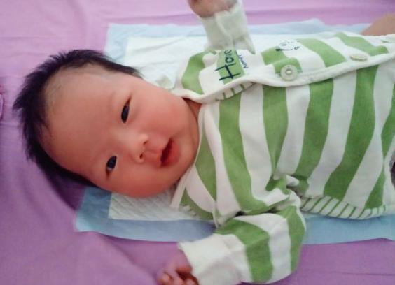 新生儿宝宝一直睡不稳,新生儿总得抱着睡不踏实咋回事