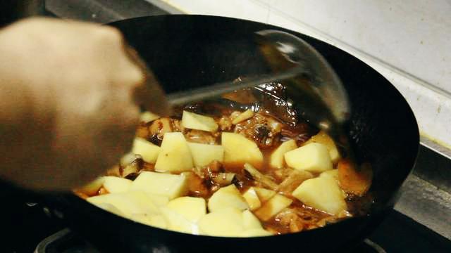 别再吃大盘鸡了！很多吃过的人为啥做不到？试着炒一次，忘掉很难