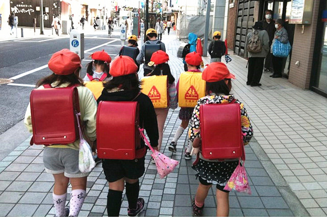 中国家长接送孩子放学,国外父母接送孩子上学