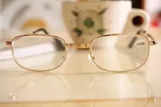 会引起车内爆炸的东西,车内发生爆炸把车炸坏了