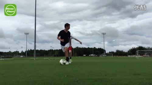 足球背身摆脱技巧教案,足球背身过人实用技巧