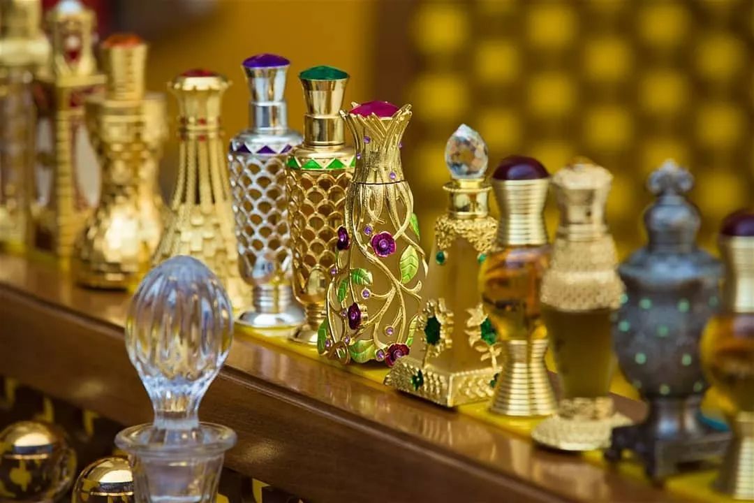 迪拜街头捡到一辆豪车,迪拜豪车坟场里的废弃豪车