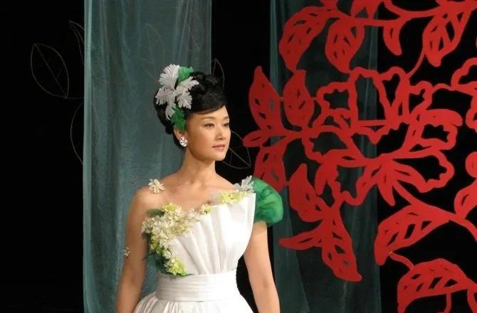 还记得唱《辣妹子》的*祖英宋**吗,她如今过得怎么样?