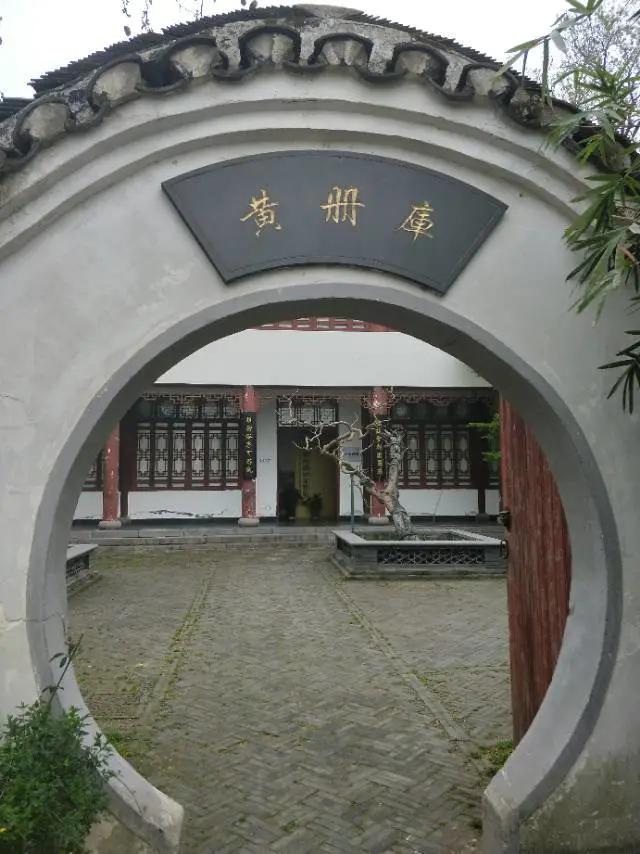 曾作为禁地，与外界隔绝二百六十多年的“玄武湖”，今日锣鼓喧天