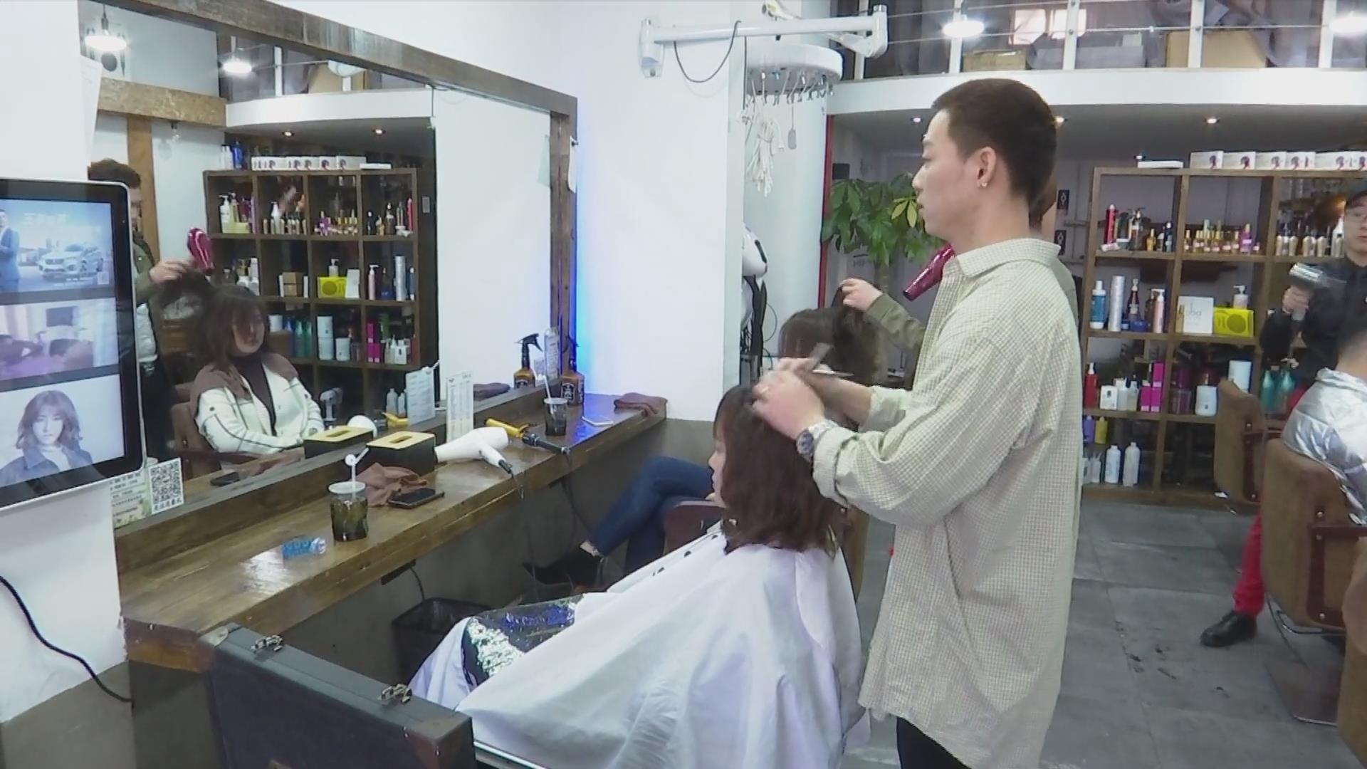 二月二龙台理发店爆满视频,二月二龙抬头理发店人气旺