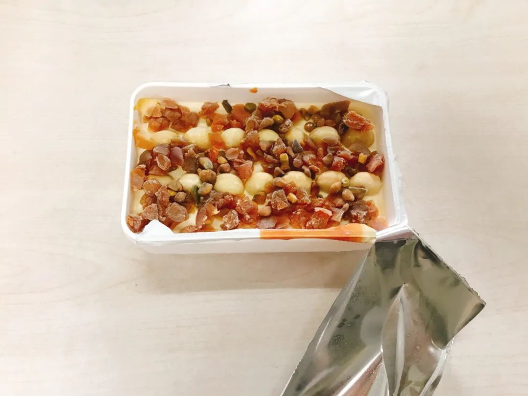 “吃完200元/盒的钟薛高冰淇淋，我想买票回东北”