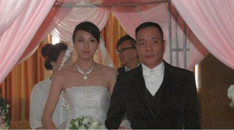 陈小春新店开业，港圈“大佬”齐捧场，60岁程东祭祖归来精神好