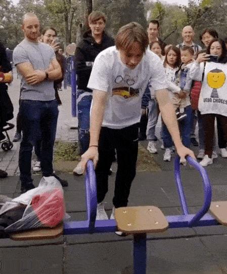 玩得了魔方，穿得了潮服，这届中国老人有多硬核？