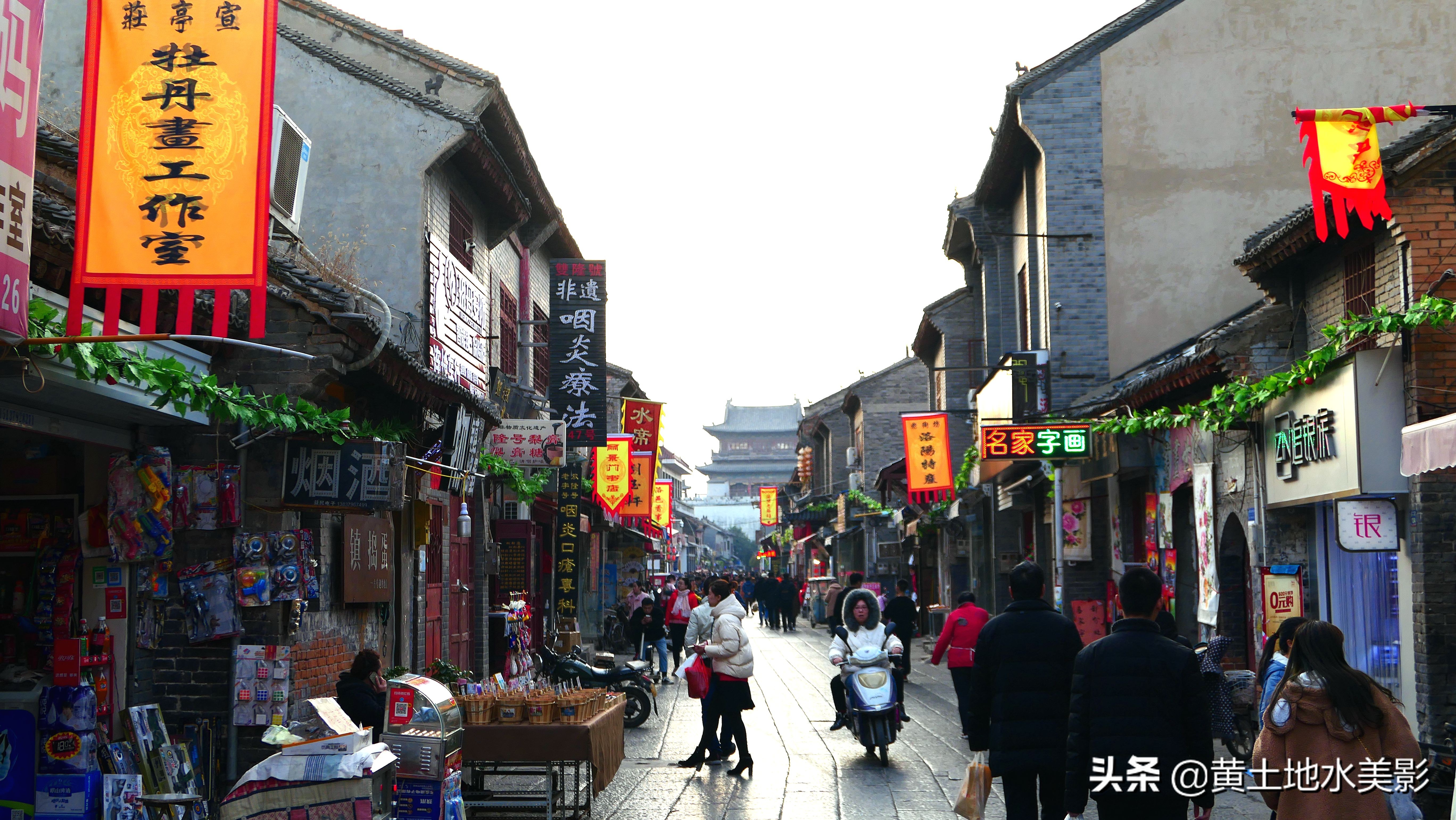 一群鸽子绕鼓楼盘旋,一家老外吃在洛阳,漫步在洛阳老城的街上