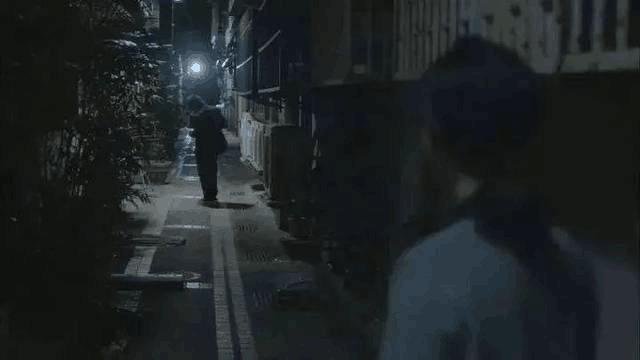 女儿忽然说在放学路上看到了鬼，父亲偷偷跟着，事后庆幸不已