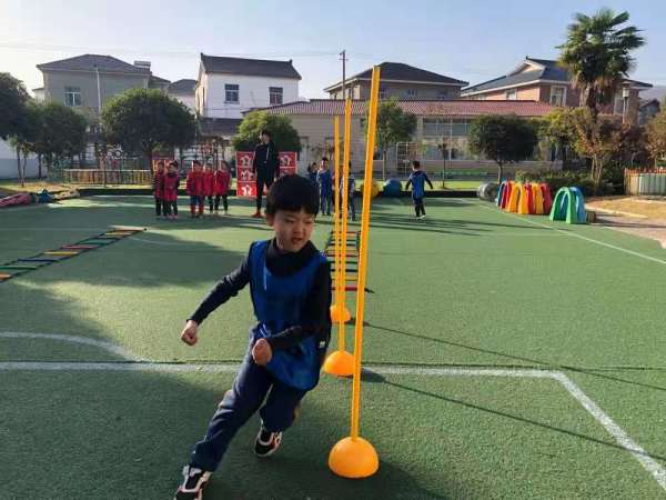 幼儿园足球知识与技能培训,幼儿园因地制宜开展足球特色教育