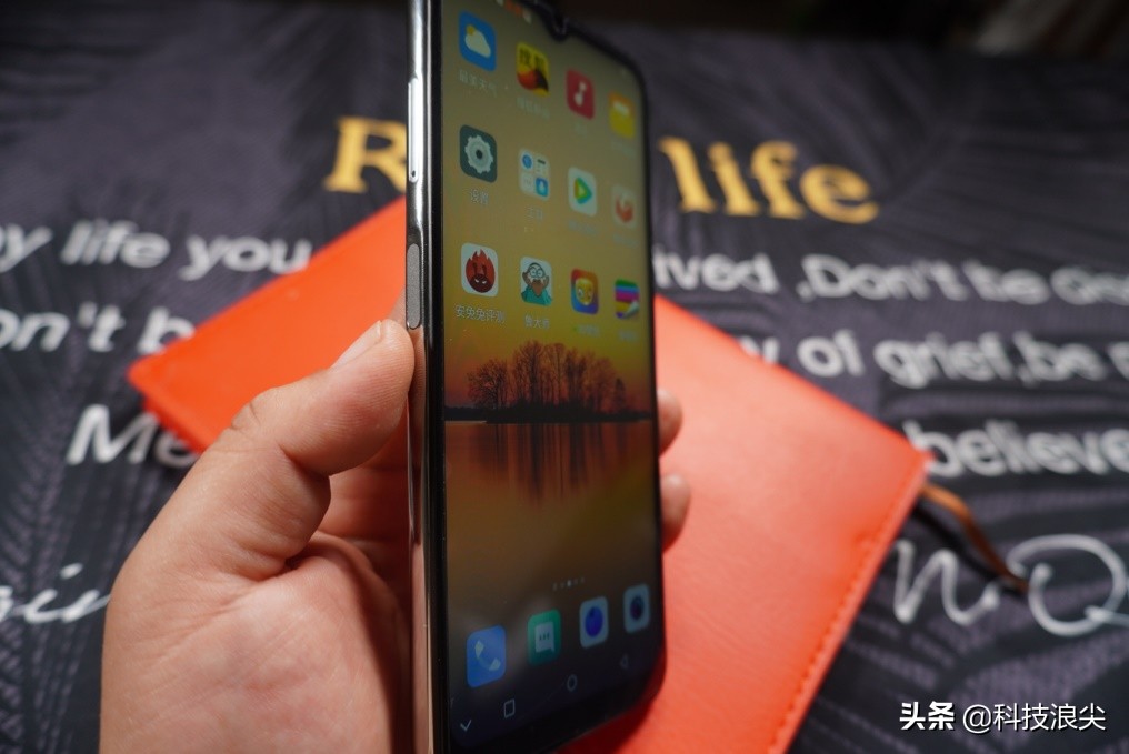 我用这台800块的手机，换下了使用多年的6sp