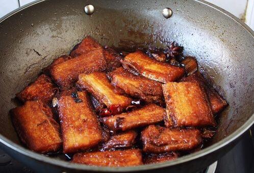 家常版红焖带鱼段，加水时教你1招，保证不返腥