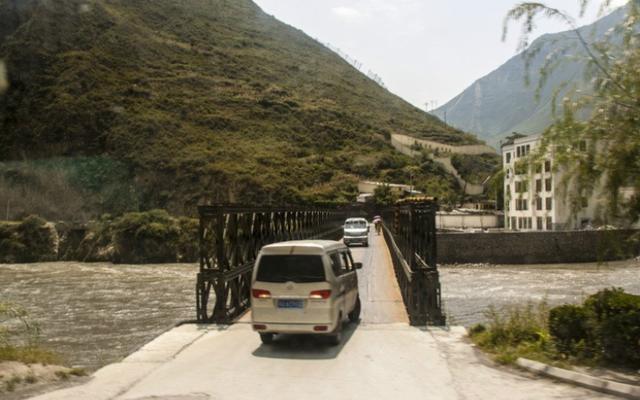 如何安全开车过窄桥,小车怎么过窄桥