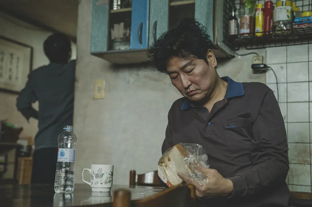 二刷韩国巨作电影《寄生虫》，才懂寄生虫其实代表更加隐秘的真相
