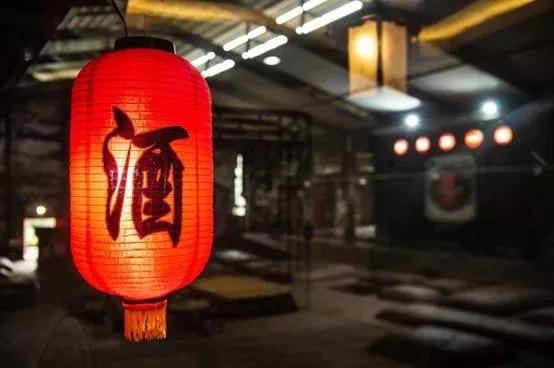 诗传泸酒香，杯杯国宝窖池原浆，邀君共品泸州山水岁月的醇厚绵长