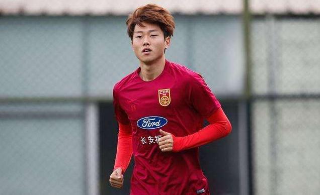 这不是有病？骨折球员按要求到国家队报到能踢过泰国吗