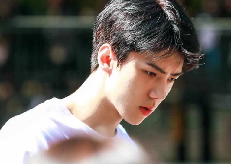 明星们是怎么被星探发现,雷佳音被星探发现