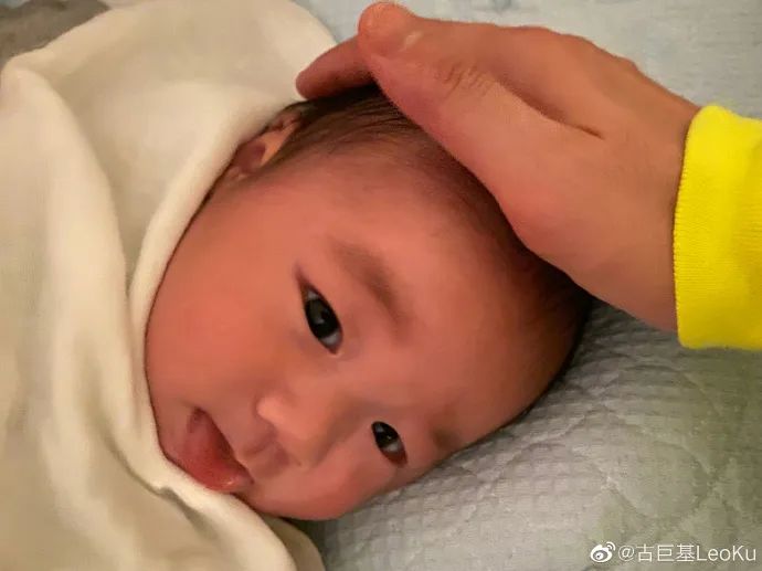 古巨基儿子正面照曝光 (古巨基和他儿子合影)