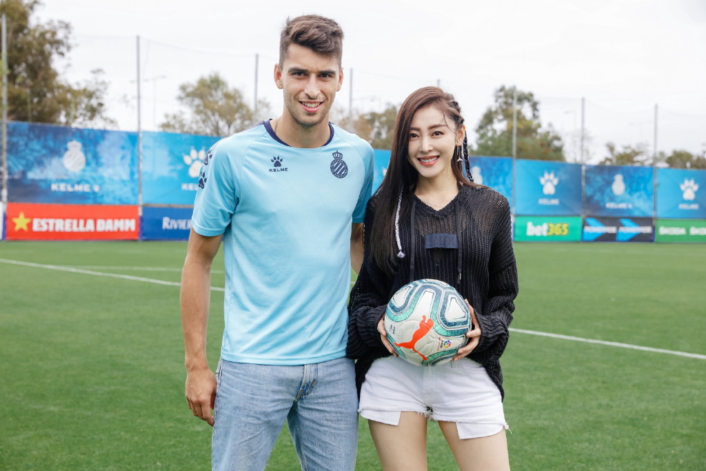 张天爱玩足球，穿透视上衣配超短裤，一双长腿不输旁边男运动员