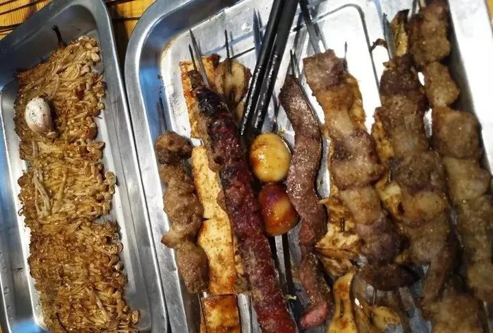 这个电烤羊肉串，吃完以后打嗝儿都香