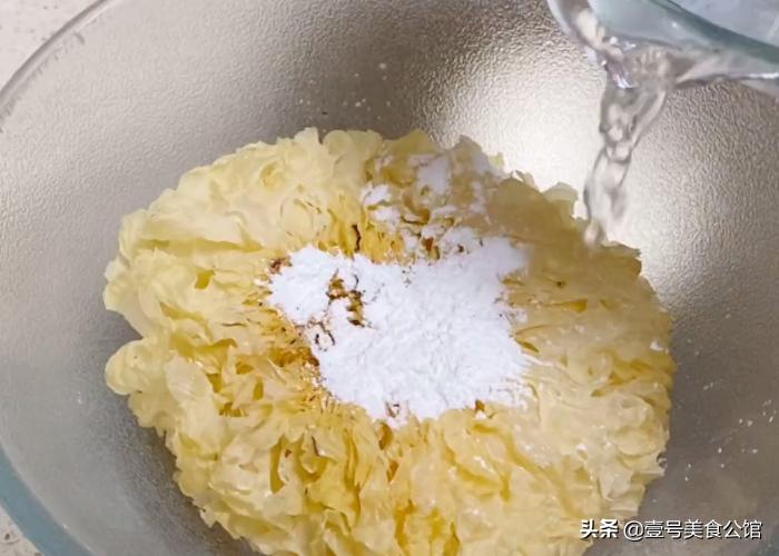 银耳雪梨羹快速出胶,雪梨银耳羹出胶的做法