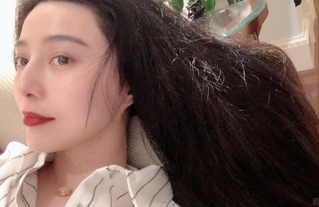 范冰冰晒自拍露出无名指戒指,范冰冰衣着平底鞋无名指戒指抢镜