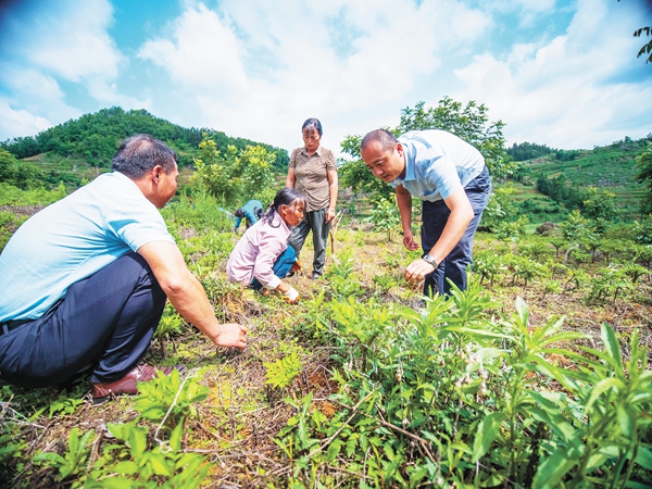黔西南州扶贫工作队员,扶贫路上我们任重而道远