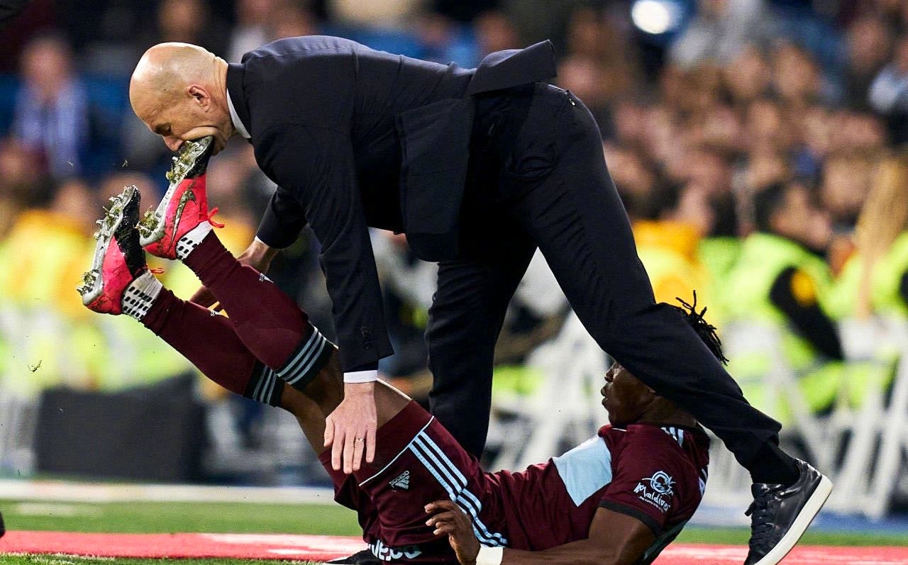 齐达内时期皇马的快速反击,齐达内被拉莫斯摸头