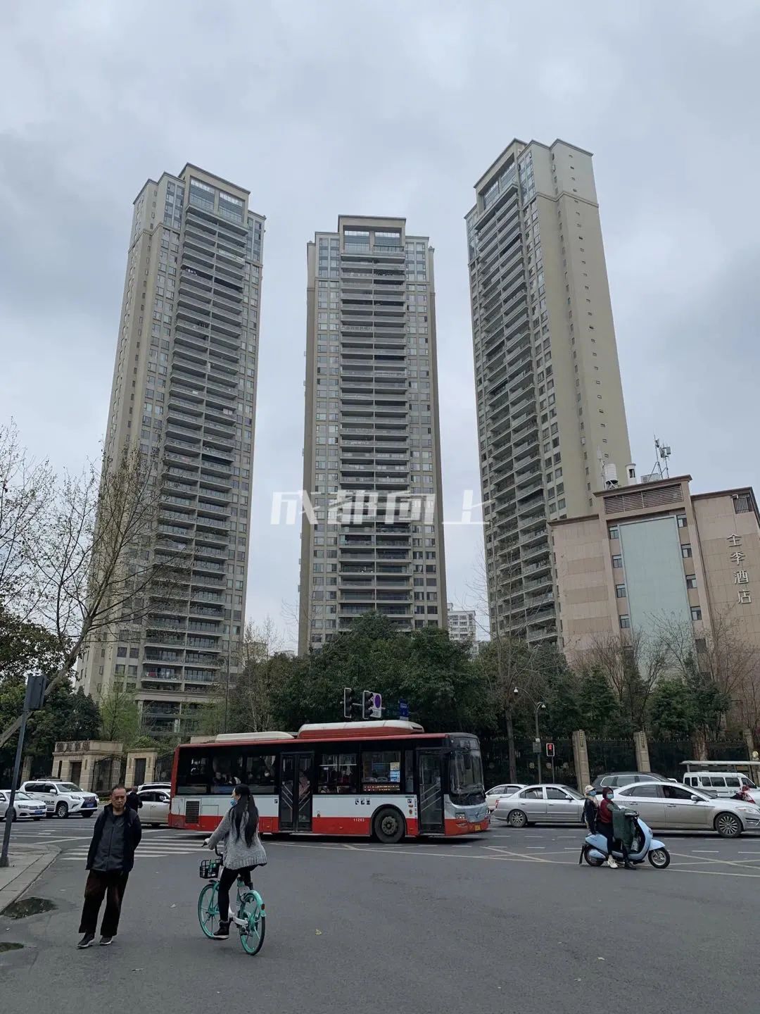 如何让成都变东京？网友：大LOGO收敛点