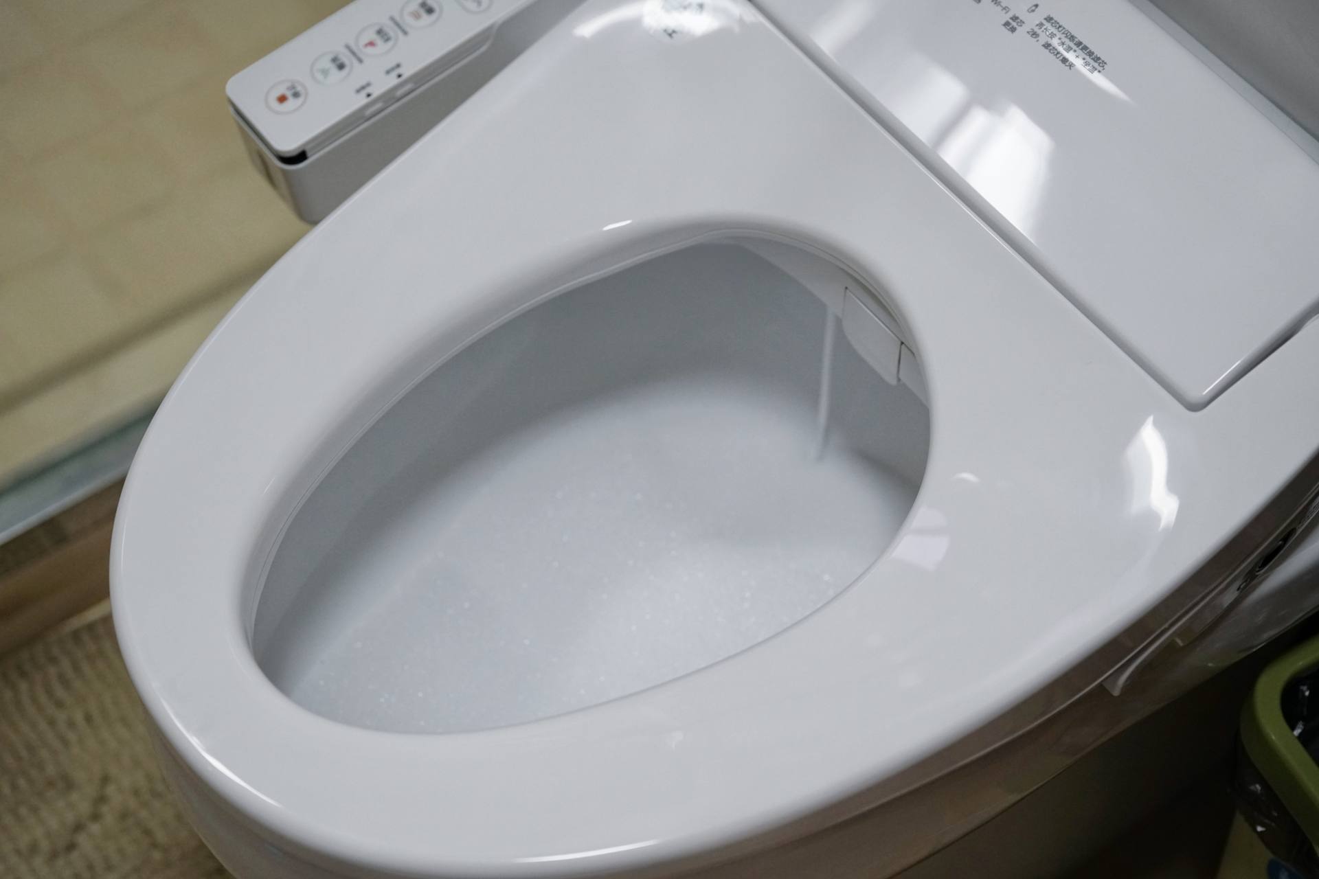 坐着小便溅到马桶边缘怎么回事,蹲马桶小便溅尿怎么办