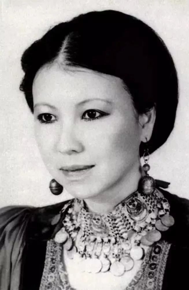 三毛：你是我们幻想的那片诗与远方，开在荒漠里的繁花，生日快乐