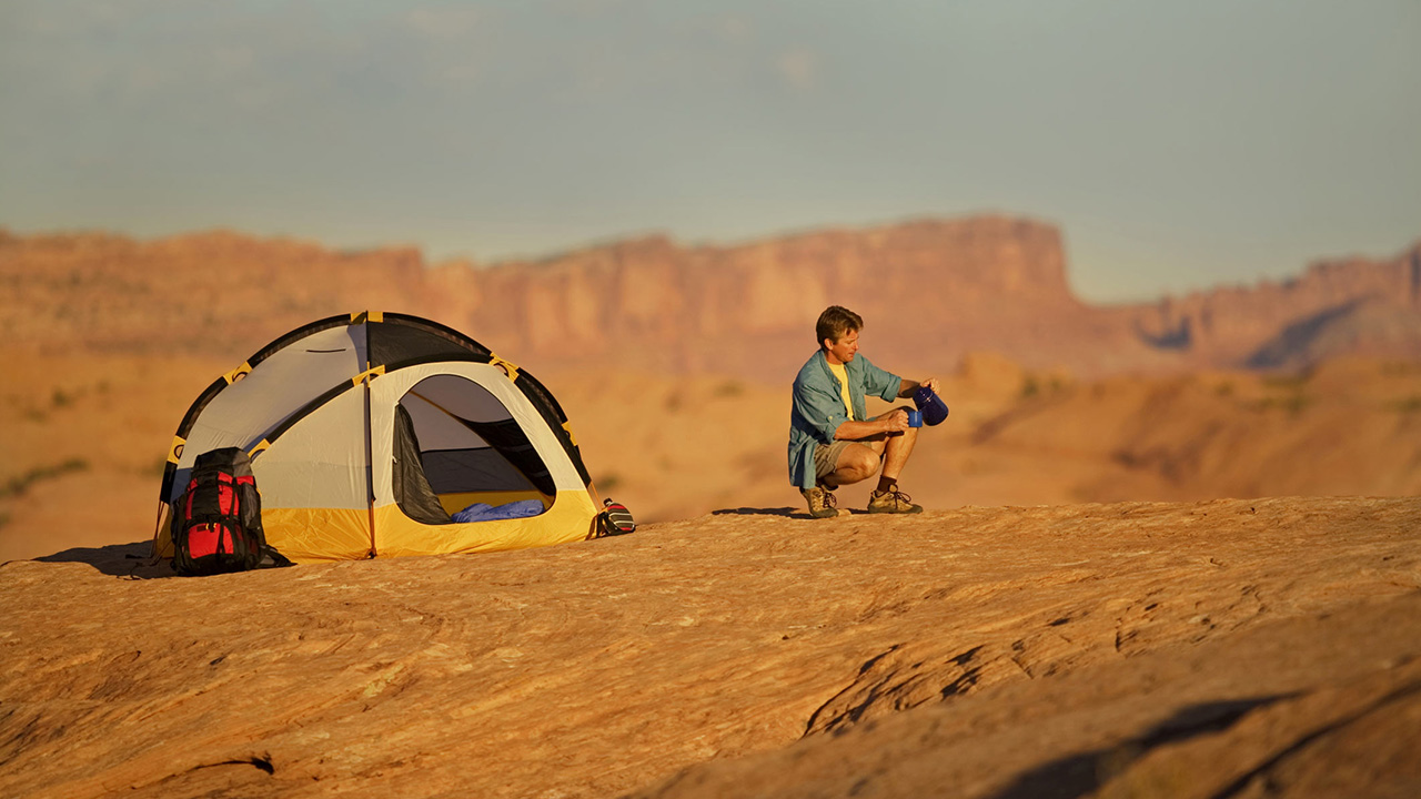 沙漠迷路解决方法,沙漠里迷路了应该怎么走出去