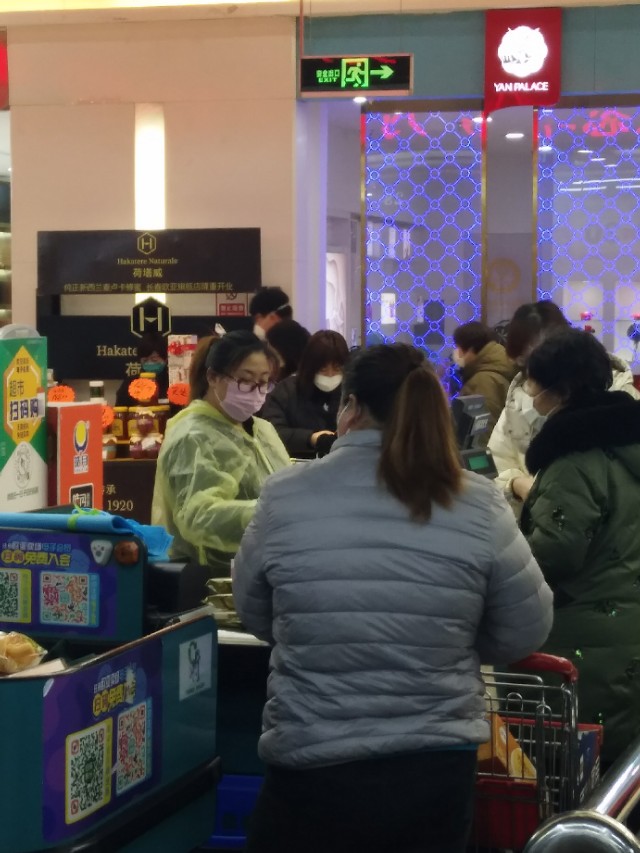 2月23号长春欧亚卖场的掠影，完全的智能检测系统，测体温不停步