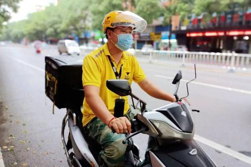 外卖小哥跑腿送红酒被签488元,给外卖小哥200元跑腿费
