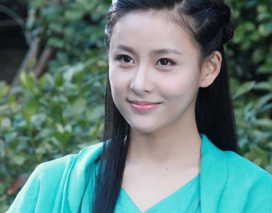 从“华策一姐”到18线小透明，被王思聪猛锤的贾青，不值得同情