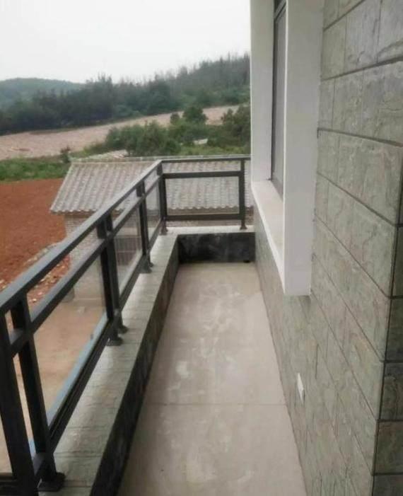 同学家的独栋别墅带院子,同学家农村别墅