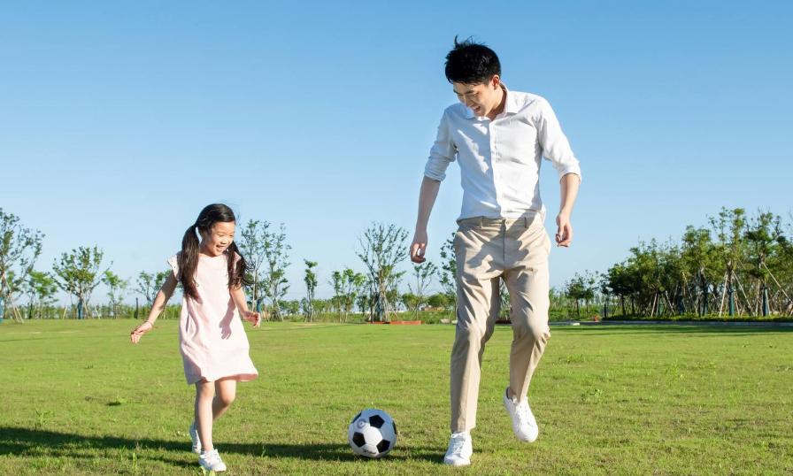 教育孩子是需要动脑筋的，应该善用智慧，启发智能