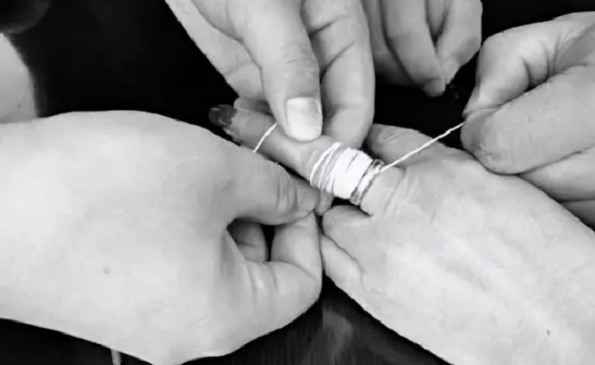 戒指卡住了用线怎么取,戒指卡住手指拔不下来怎么办