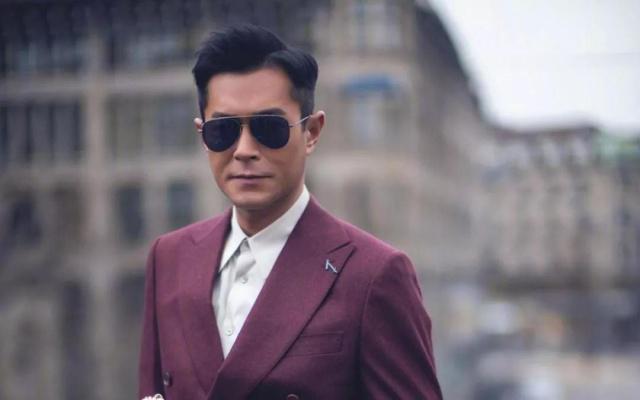 黑皮肤男生应该怎么穿衣服,古天乐黄配白穿搭