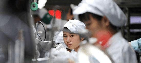 苏州代工厂的青年员工在流水线熬了8年，最后变成了什么模样？