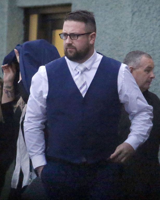 英国新娘遭伴郎暴打,英国新娘婚礼玩棒球误伤新郎