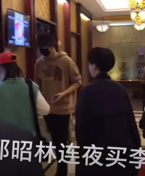 杨幂穿回力鞋白色视频,杨幂解约阿迪